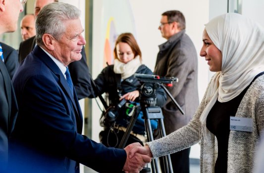 bundespraesident-gauck-begruesst-die-doktorandin-nairveen-ali-foto-thueringer-staatskanzlei-jacob-schroeter